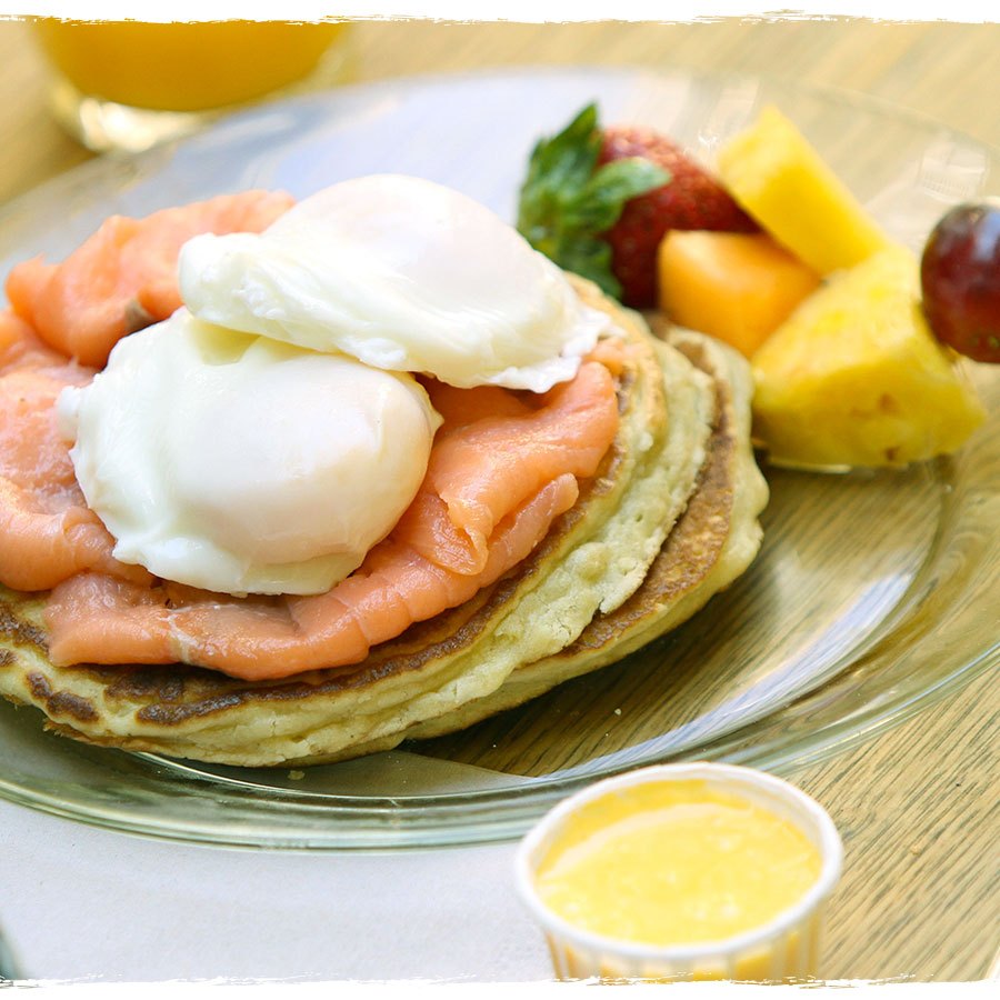 Panquecas com salmão e ovos pochê da California Bakery