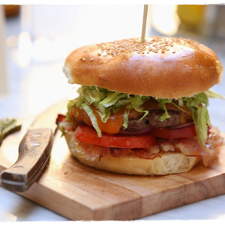 Hambúrguer da California Bakery com alface e tomate